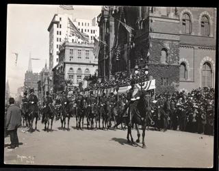 Vista del general Roe y el personal del gobernador a caballo en el desfile de Dewey en la Quinta Avenida, Nueva York, 1938